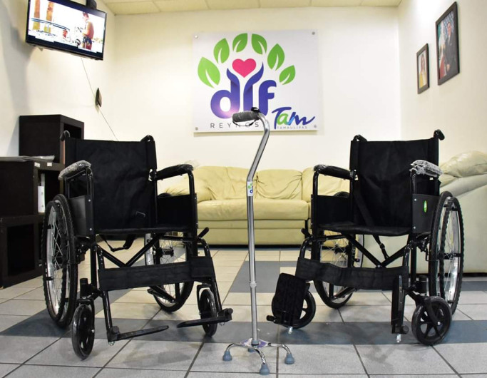 Entrega DIF Reynosa sillas de ruedas y bastón