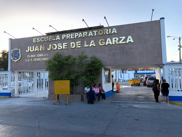 Padres de familia confrontan a director de la Juan José de la Garza