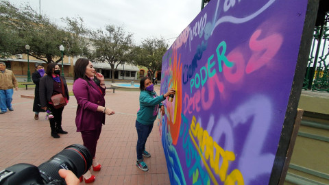 Preparan laboratorio para mujeres 