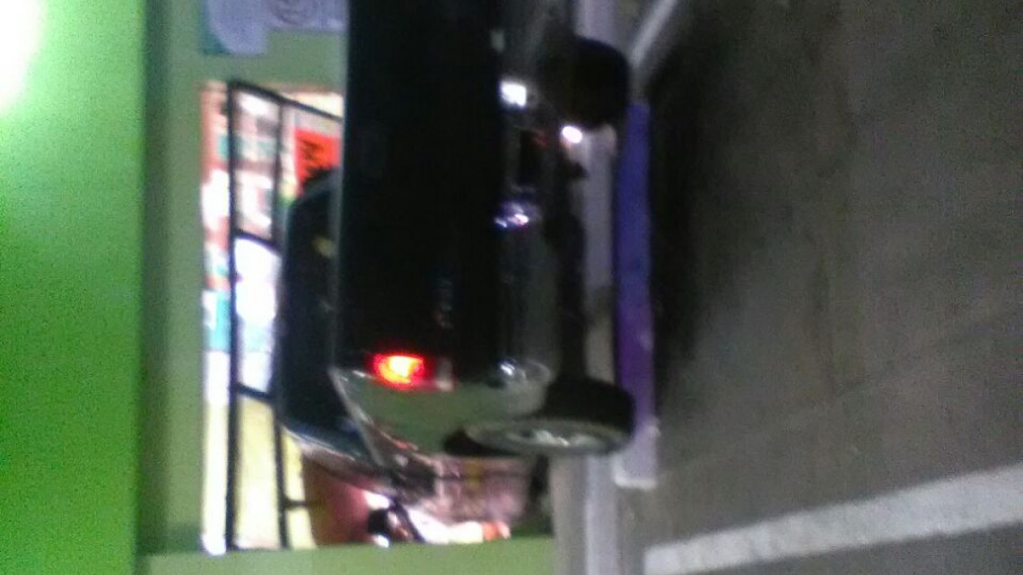 Camioneta se mete a tienda de autoservicio