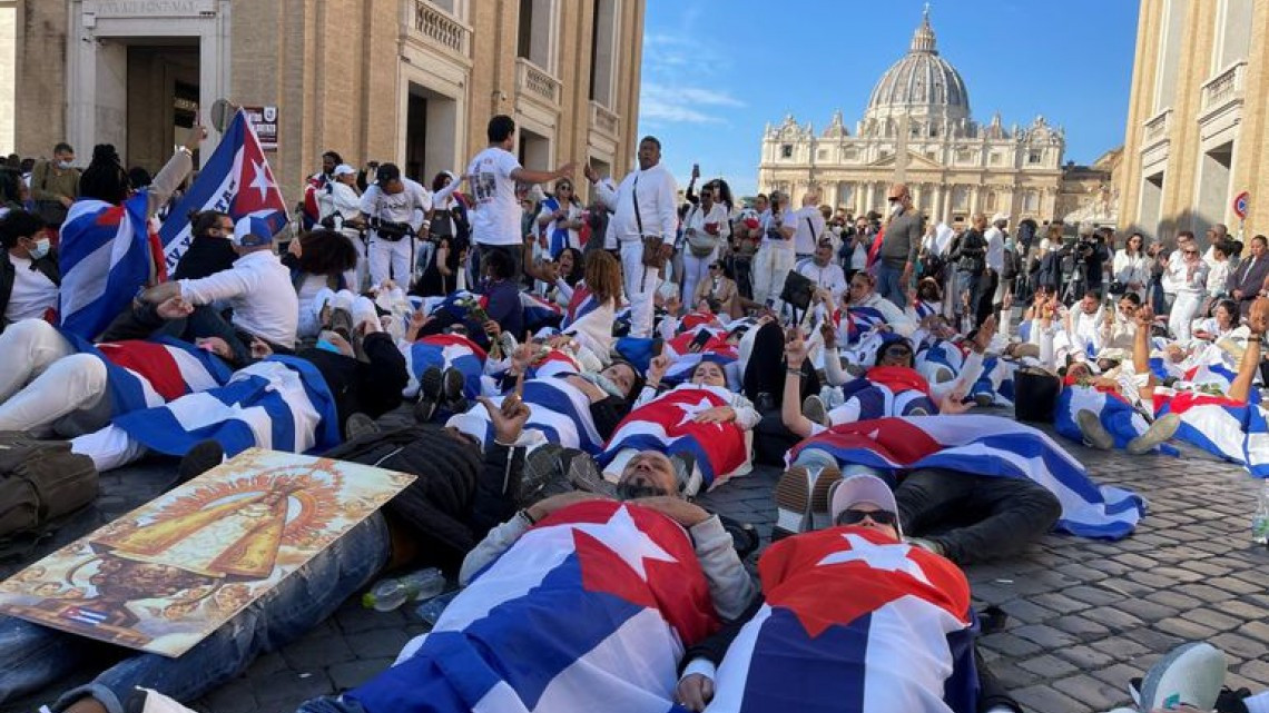 Cubanos protestan frente al Vaticano tras negativa del Papa de pronunciarse ante los abusos en su país