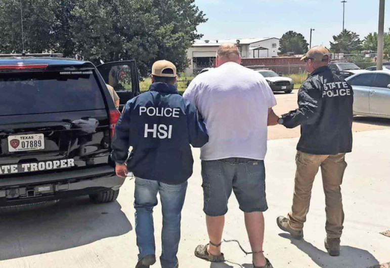 Detienen a dos hombres en Texas por pornografía infantil