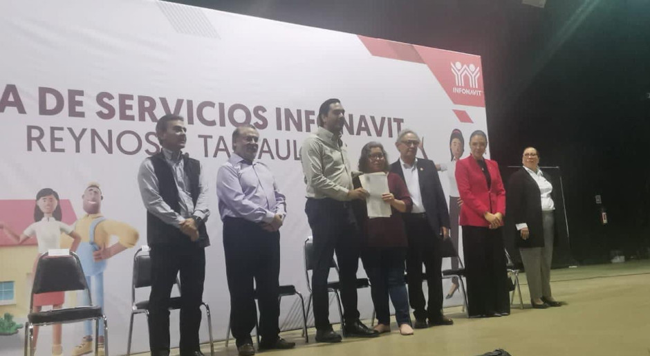 Entregan escrituras en Feria de servicios Infonavit Reynosa