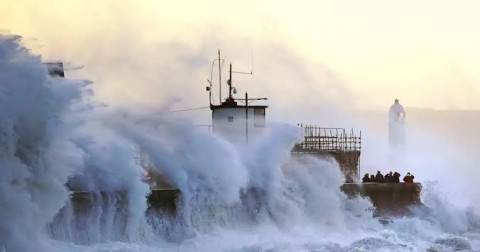 Tormenta "Eunice" golpea Europa y deja al menos nueve muertos