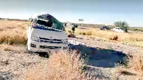 Vuelca camión con aficionados Rayados 