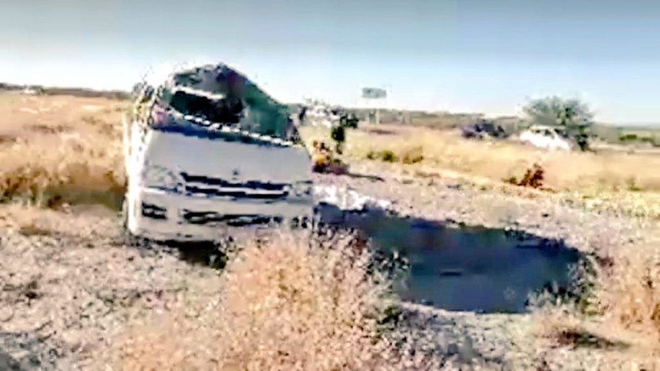 Vuelca camión con aficionados Rayados 