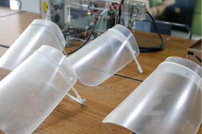 Artesana fabrica mascarillas de protección caseras