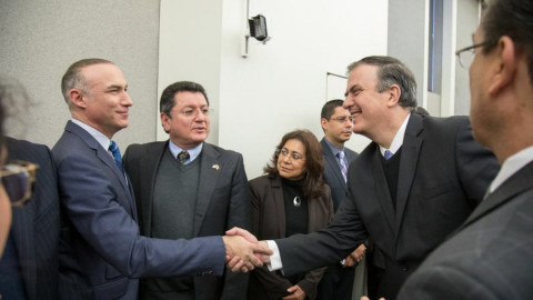 Ebrard se reúne con personal de la embajada de México en EU