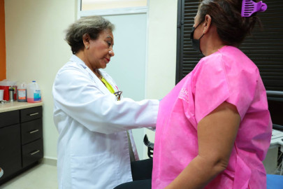 Ofrecen clínicas UNE exploración de Mama gratis; buscan prevenir Cáncer de Mama 