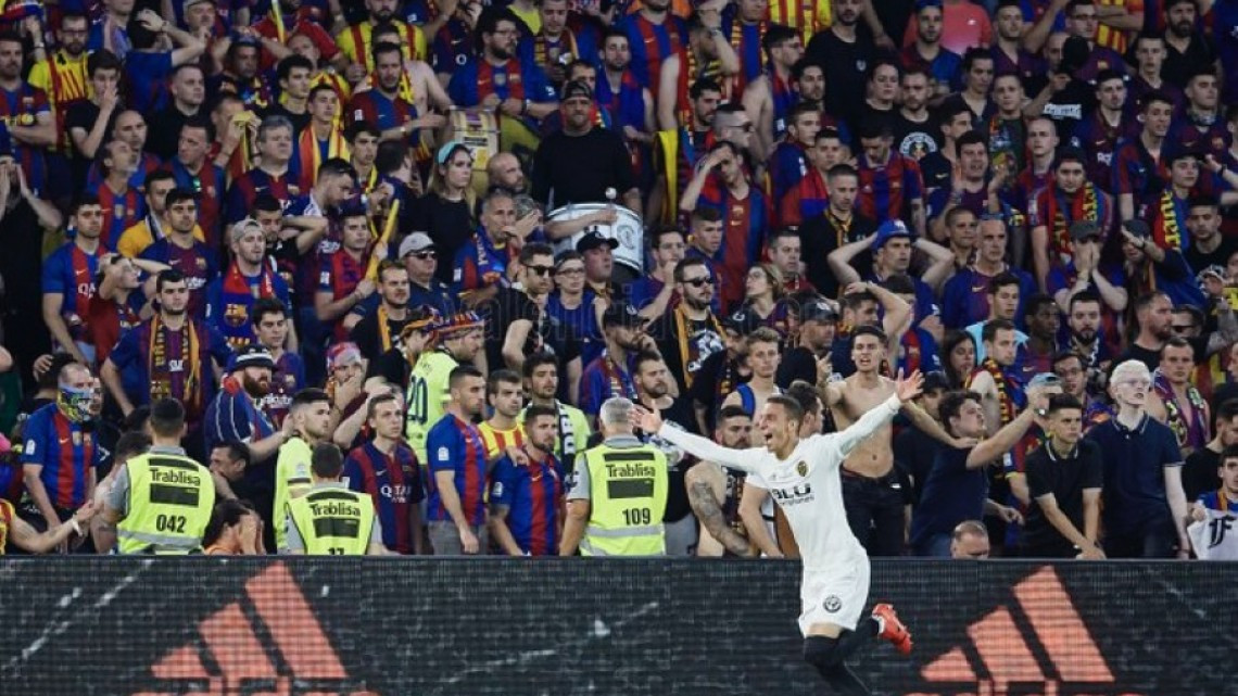 El Valencia gana su octava Copa del Rey al imponerse al Barcelona