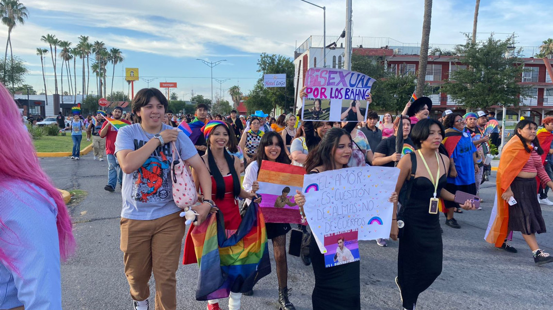 Pintan las calles de arcoíris 