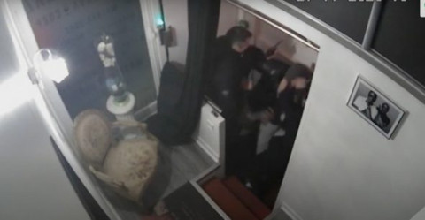 Francia se indigna ante brutalidad policial contra un hombre negro