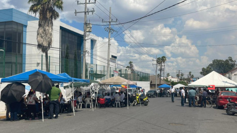 Continúa protesta de maestros en CREDE