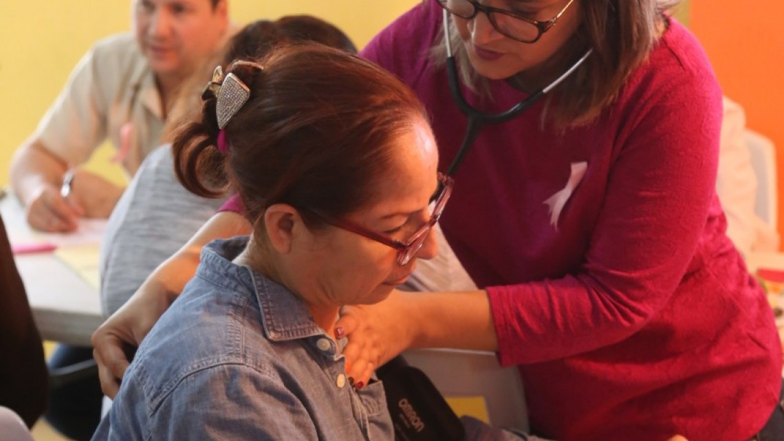 Dialoga Maki con habitantes de Las Delicias