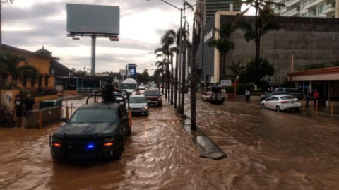 Lluvias en Mazatlán dejan un muerto, autoridades aplican plan DN-III-E