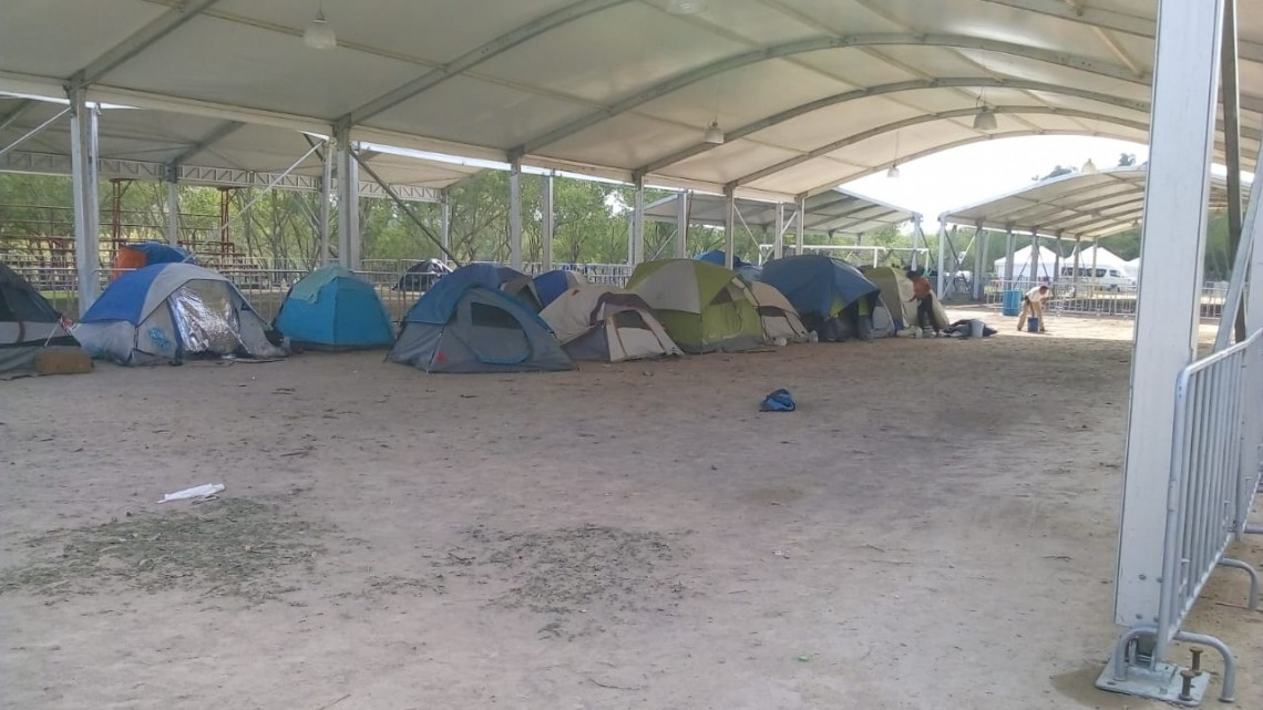 Migrantes se niegan a moverse de la plaza del puente Nuevo 