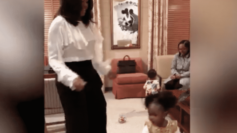 Niña que contempló retrato de Michelle Obama, se reúne con ella