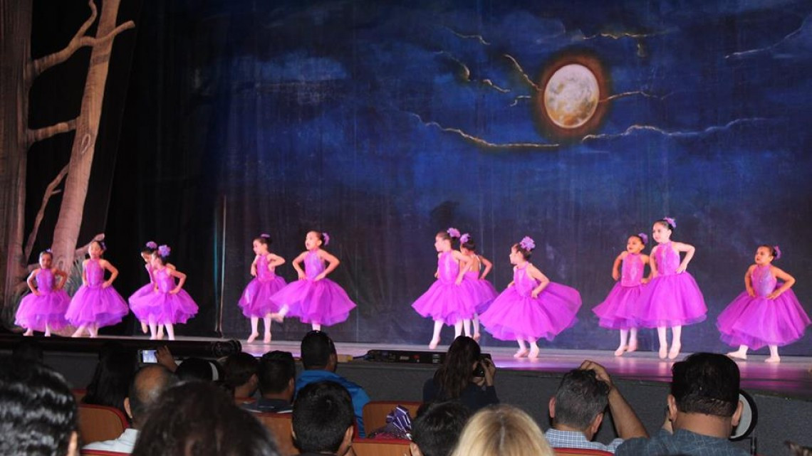 Alcaldesa asiste a presentación del ballet clásico "Alicia en el país de las maravillas"
