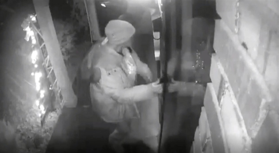 Familia toma venganza de ladrón de paquetes en EU