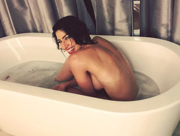 Ashley posa desnuda en redes sociales