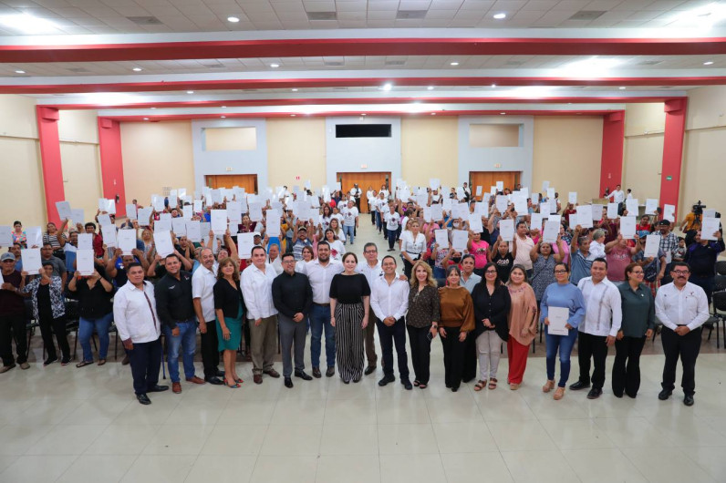 Benefician a más de 200 familias neolaredenses con escrituras 