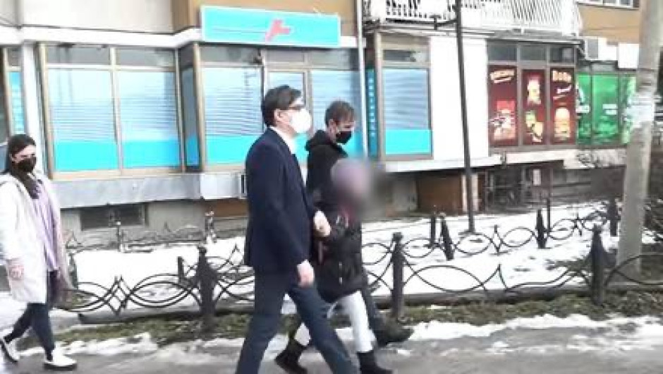 Presidente de Macedonia del Norte acompaña a niña que sufría bullying a la escuela