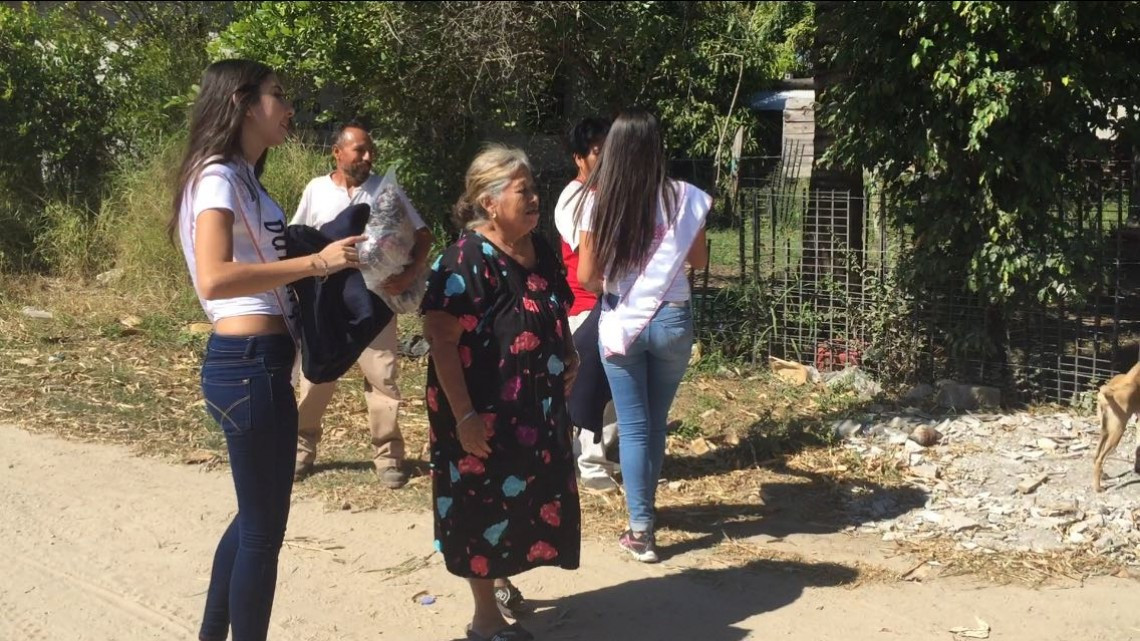 Reinas de belleza entregan cobijas a personas de escasos recursos