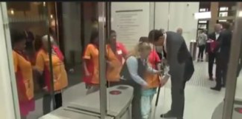 El primer ministro holandés limpia el café que el mismo derramó