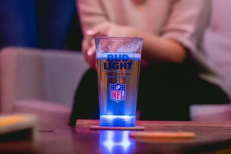 Lanzan vasos de la NFL que encienden con anotación de tu equipo