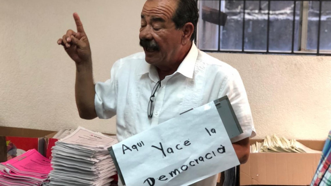 Protesta Carlos Eliud en el Consejo Distrital 12