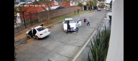 Cámara de vigilancia capta secuestro a una mujer en Michoacán