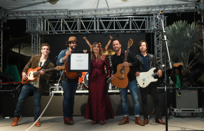 Entrega Alcaldesa reconocimiento a Los Claxons por participar en Fiestas de Reynosa