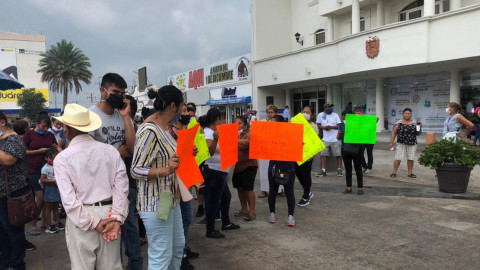 Afectados por corte de luz se manifiestan frente a la presidencia municipal