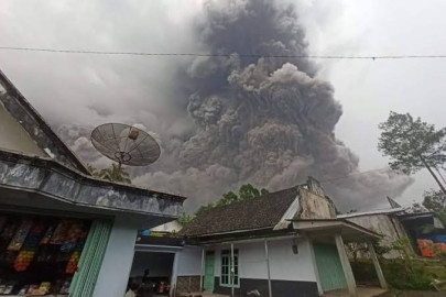 Registran 1 muerto y 41 heridos por erupción de volcán en Indonesia