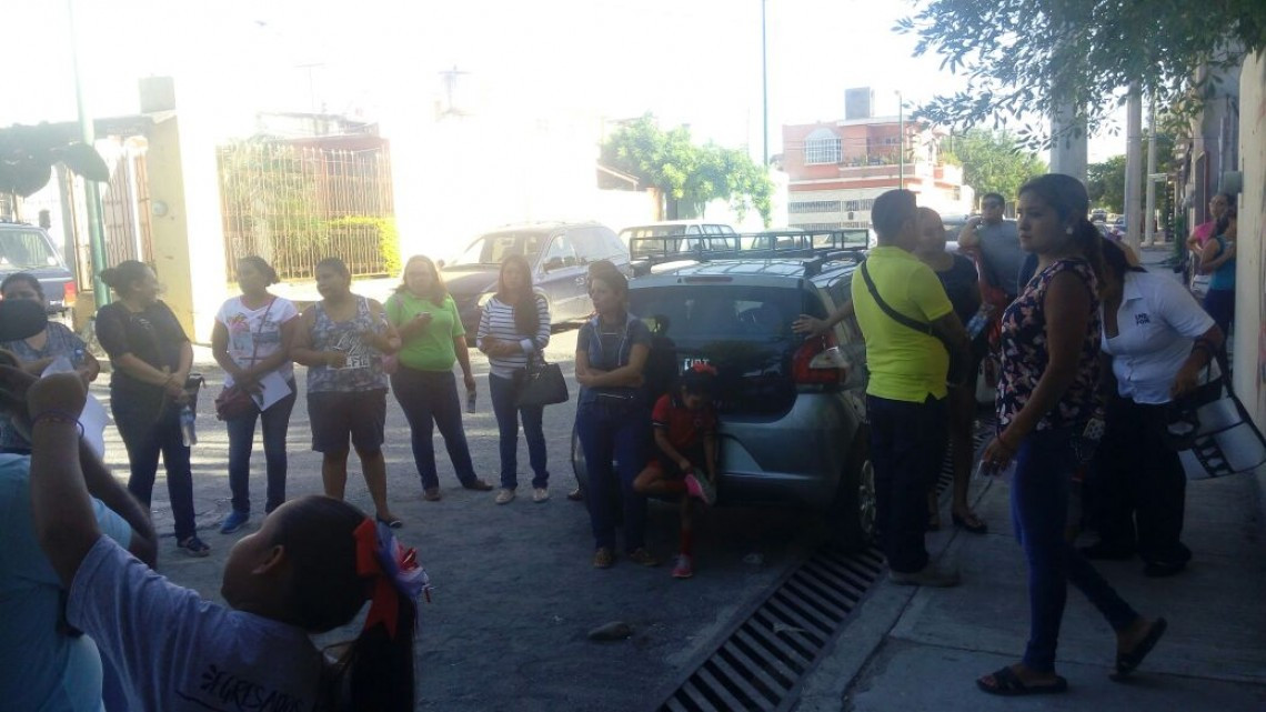 Padres de familia piden destitución de directora⁠