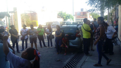 Padres de familia piden destitución de directora⁠