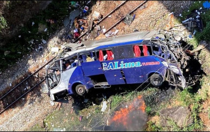 Al menos 14 muertos al caer un autobús a un barranco en Brasil