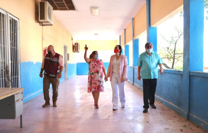 Carmen Lilia Canturosas beneficia a 100 escuelas con campaña de limpieza