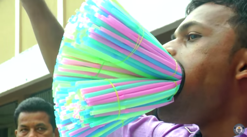 Rompe récord por introducir 459 popotes en su boca