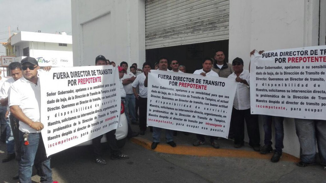 Bloquean choferes Av. Hidalgo, piden destitución de director de Tránsito