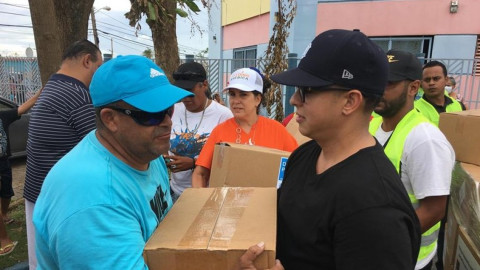 Daddy Yankee entrega 400 cajas de alimentos en Puerto Rico