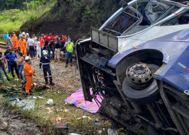 Asciende a 16 muertos tras desbarrancar autobús en Brasil