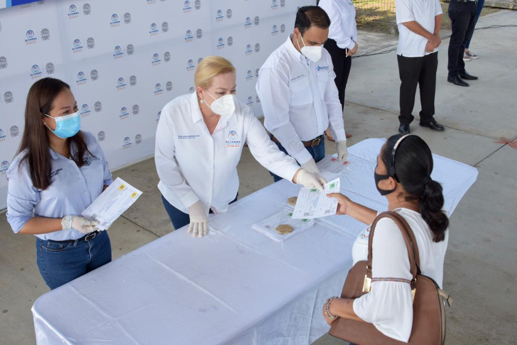Absoluto respaldo de Alma Laura Amparán a la educación