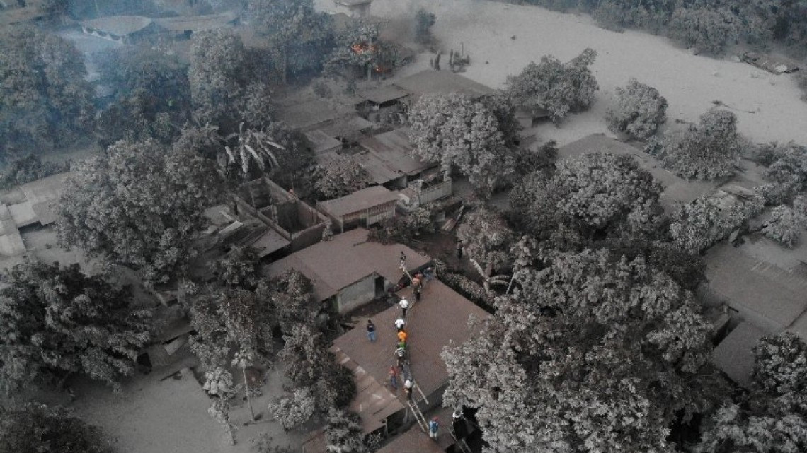  Suman 62 muertos, tras la erupción en Guatemala