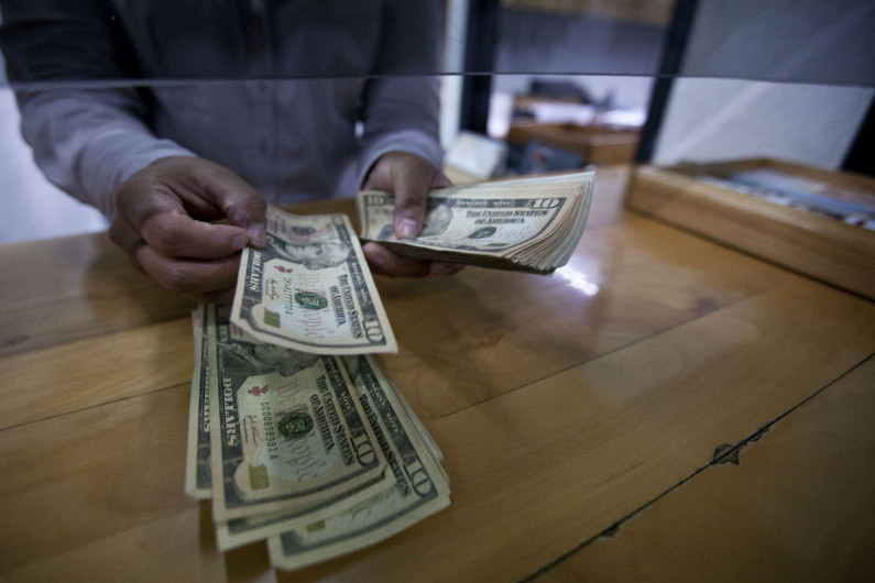 Dólar se cotiza hasta en 20.06 pesos en el AICM 