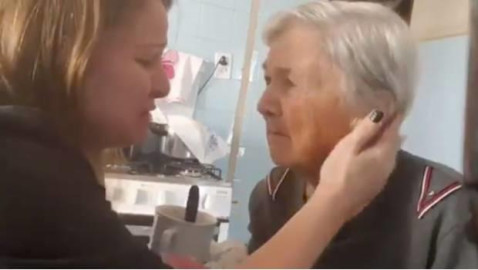Mujer con Alzheimer reconoce a su hija y conmueve a cientos de internautas