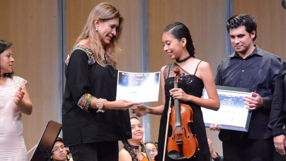 Entrega Maki reconocimientos en Encuentro de la Juventud Sinfónica Tamaulipeca