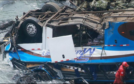 19 muertos y 8 heridos tras choque de autobús en Perú