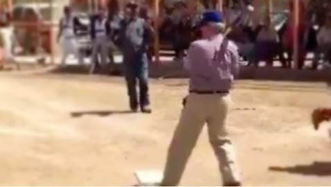 AMLO juega béisbol en Sonora