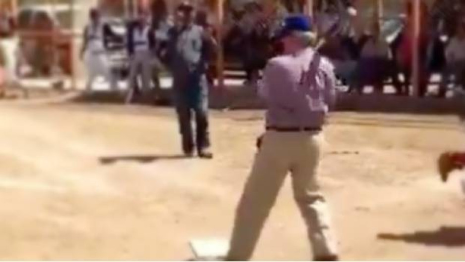 AMLO juega béisbol en Sonora